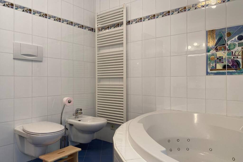 Grosse Wohnung Mit Garagenparkplatz Fiè Exterior foto