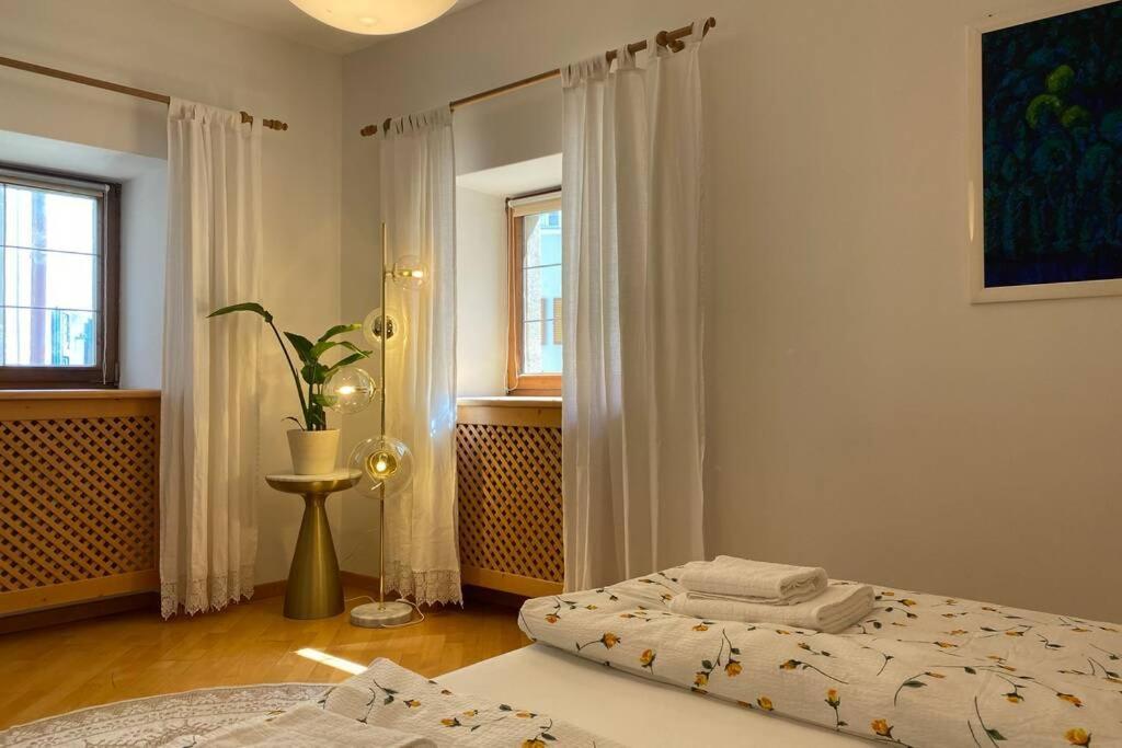 Grosse Wohnung Mit Garagenparkplatz Fiè Exterior foto
